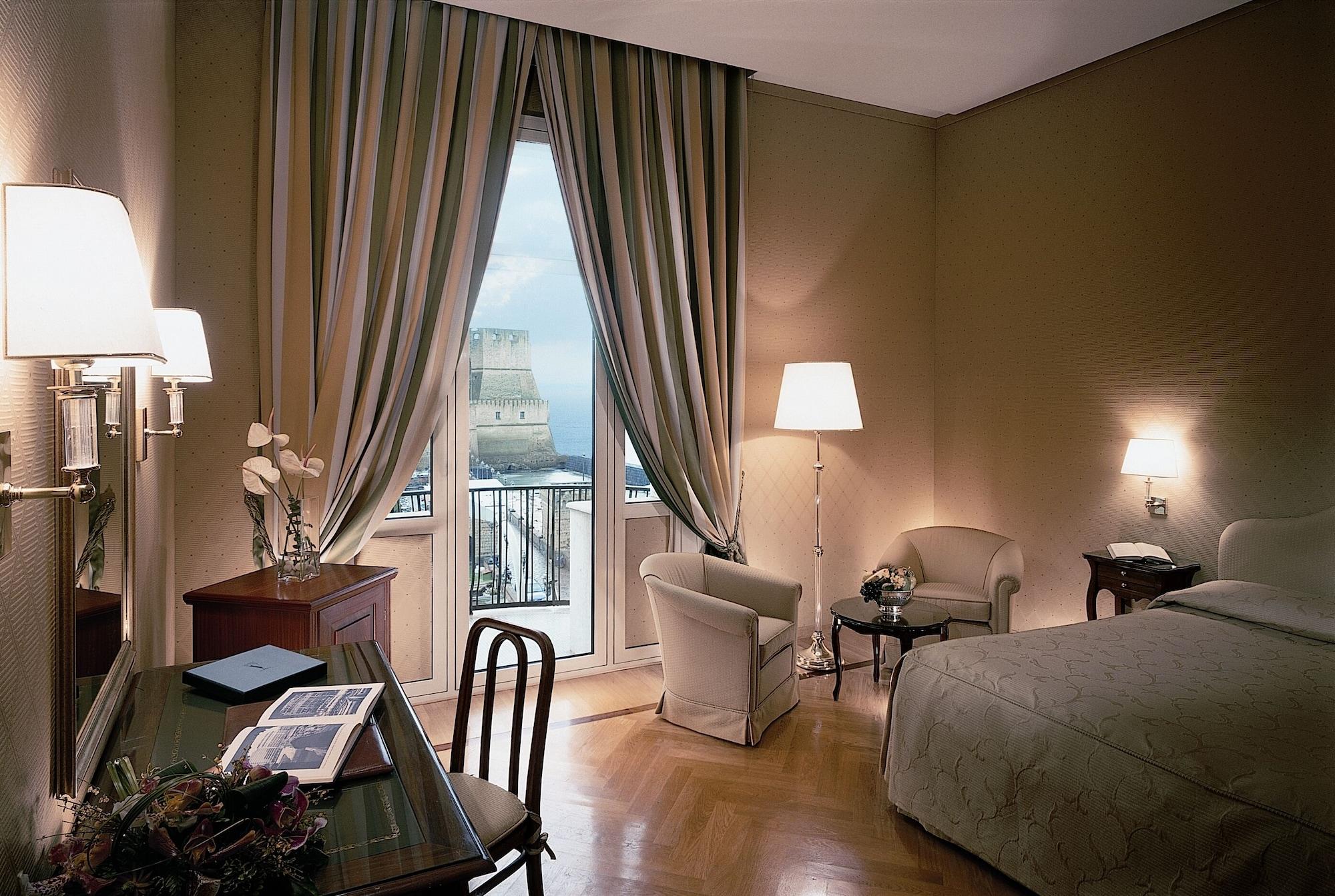 Grand Hotel Vesuvio Νάπολη Εξωτερικό φωτογραφία A room at the Hotel Excelsior