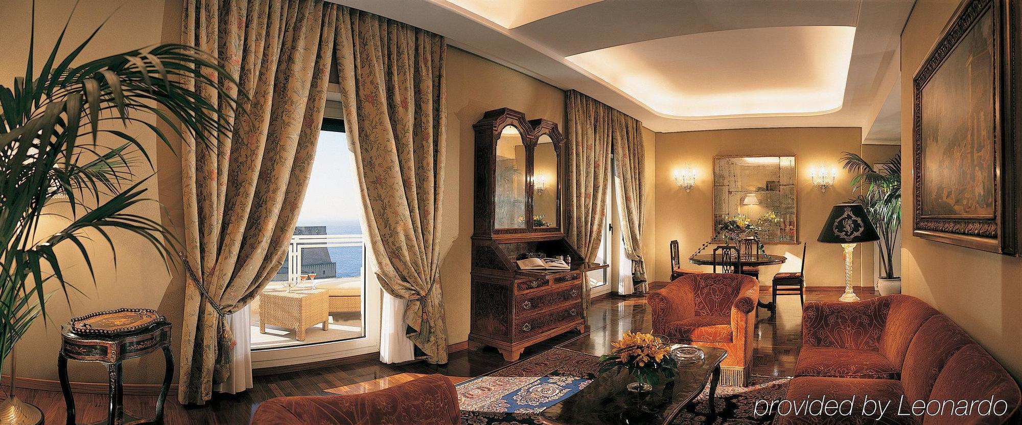 Grand Hotel Vesuvio Νάπολη Δωμάτιο φωτογραφία A suite at the hotel