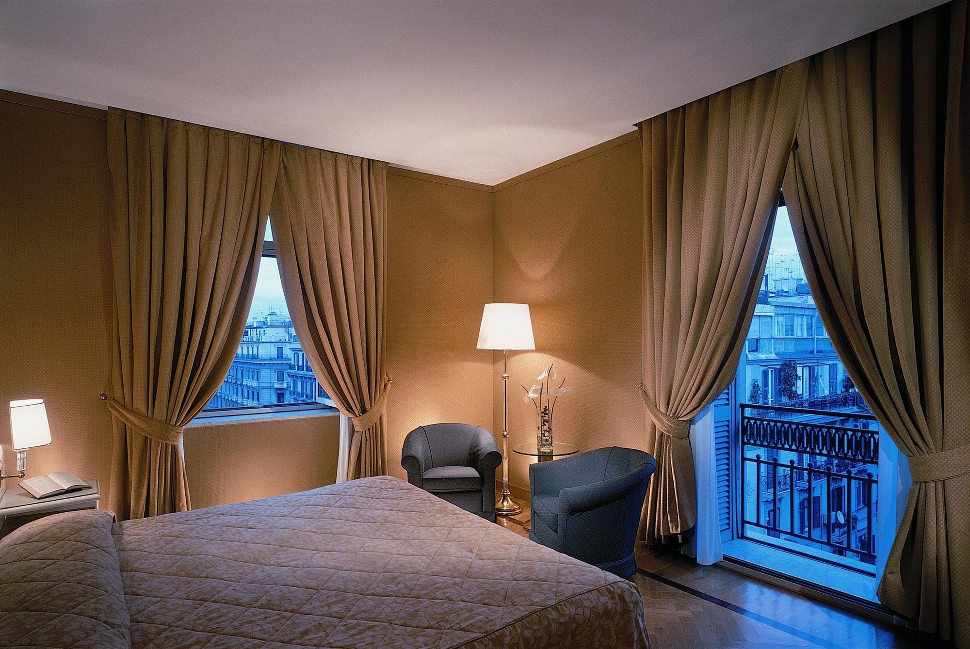 Grand Hotel Vesuvio Νάπολη Δωμάτιο φωτογραφία Curtains in a bedroom