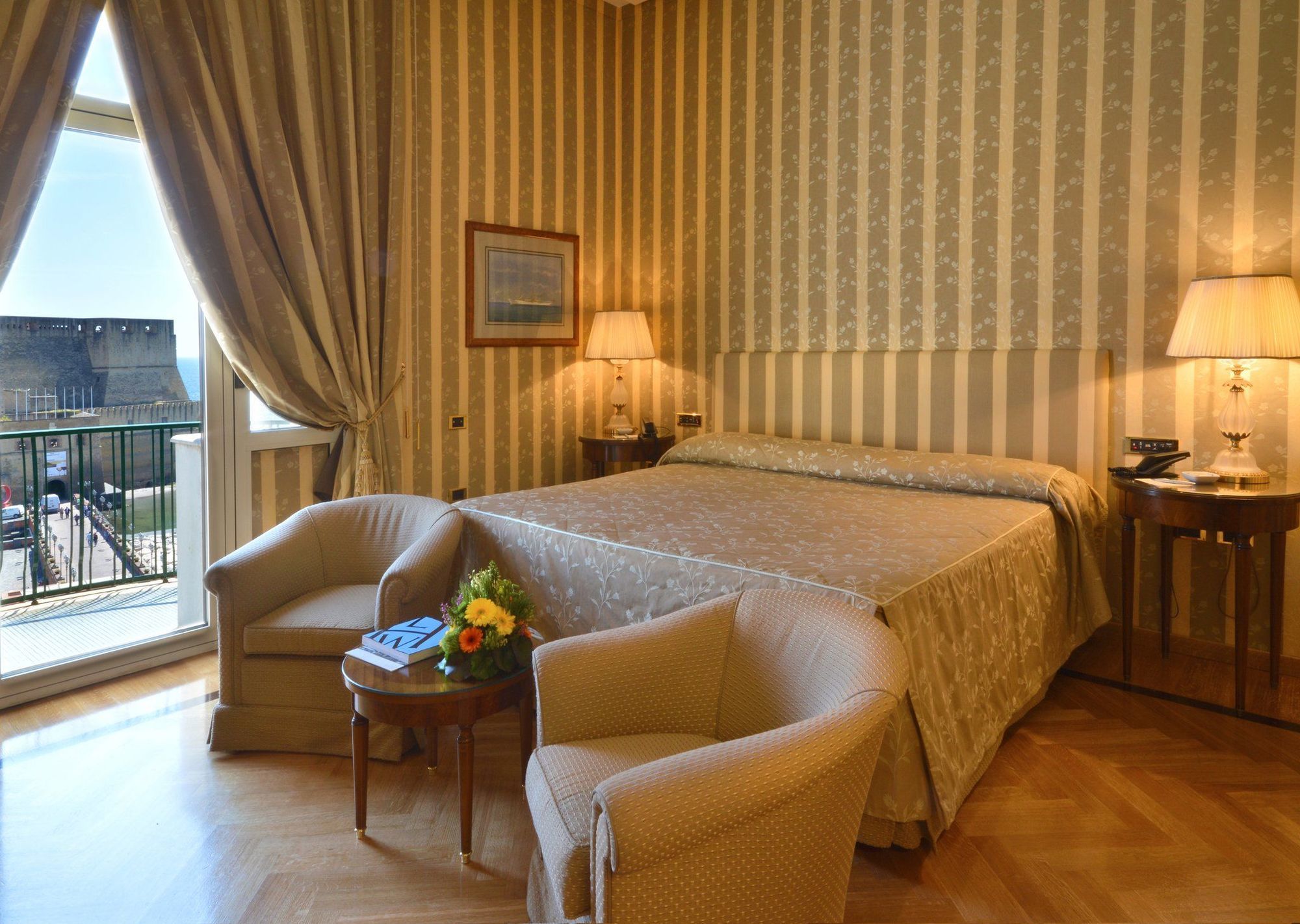 Grand Hotel Vesuvio Νάπολη Δωμάτιο φωτογραφία A room at the hotel