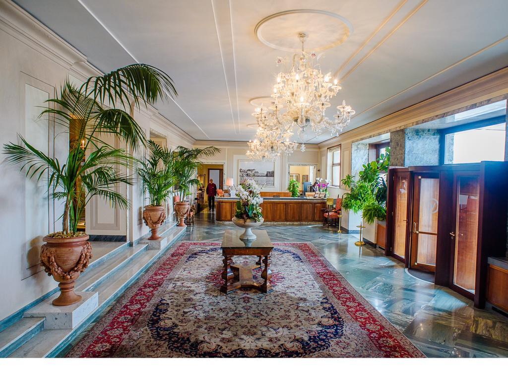 Grand Hotel Vesuvio Νάπολη Εξωτερικό φωτογραφία The lobby of the hotel