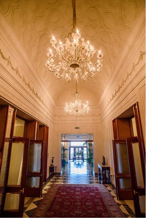 Grand Hotel Vesuvio Νάπολη Εξωτερικό φωτογραφία The interior of the hotel