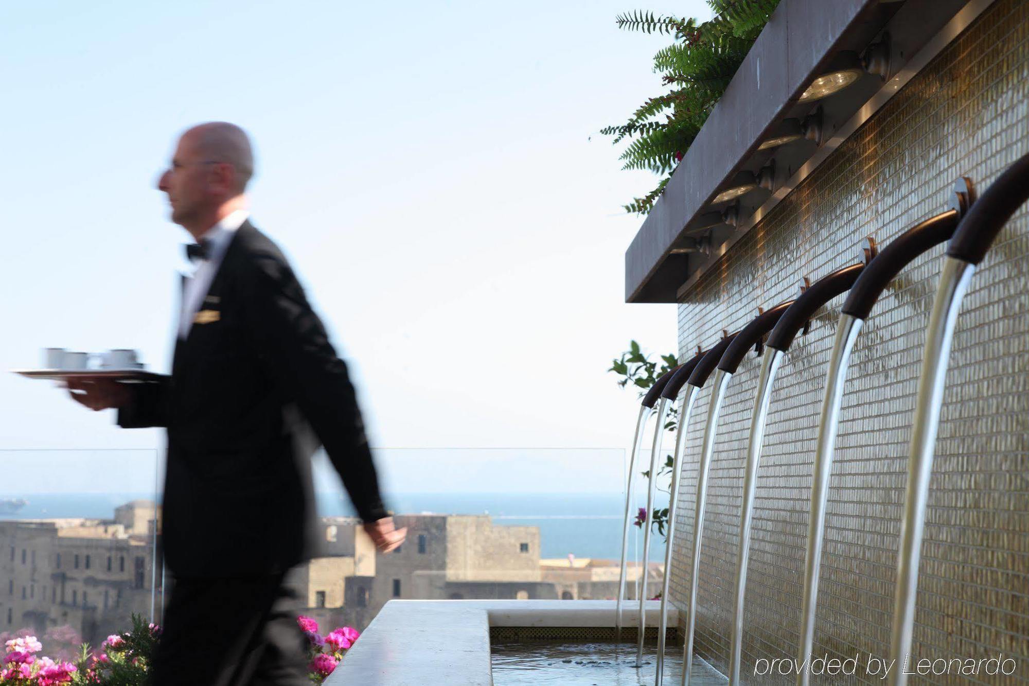 Grand Hotel Vesuvio Νάπολη Ανέσεις φωτογραφία A butler at the Four Seasons Hotel, Jerusalem