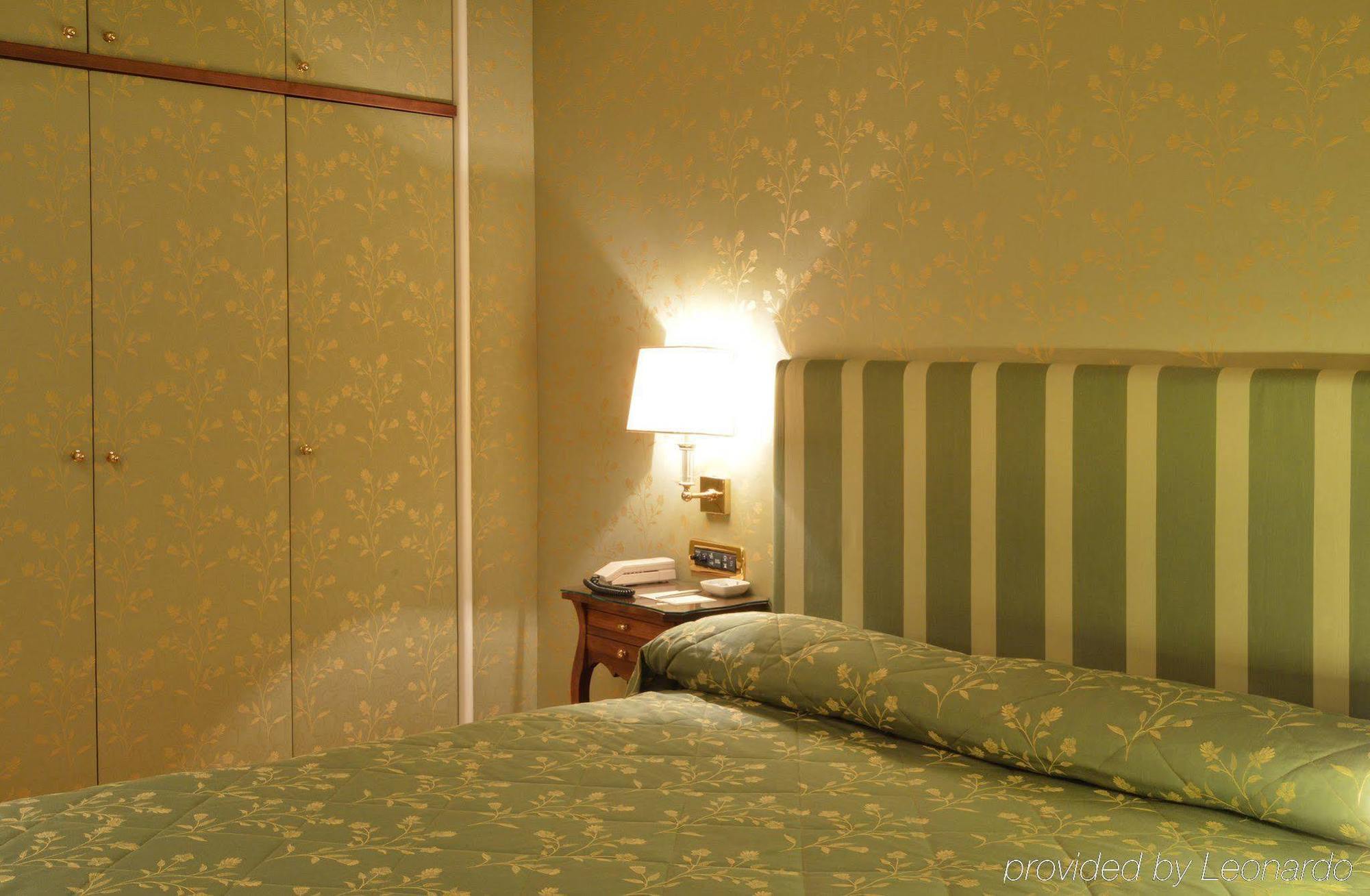 Grand Hotel Vesuvio Νάπολη Δωμάτιο φωτογραφία A bedroom