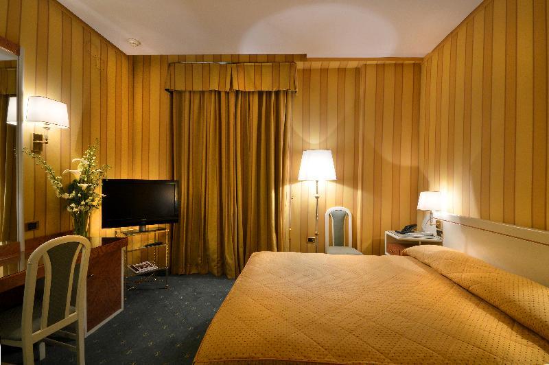 Grand Hotel Vesuvio Νάπολη Εξωτερικό φωτογραφία A room at the hotel