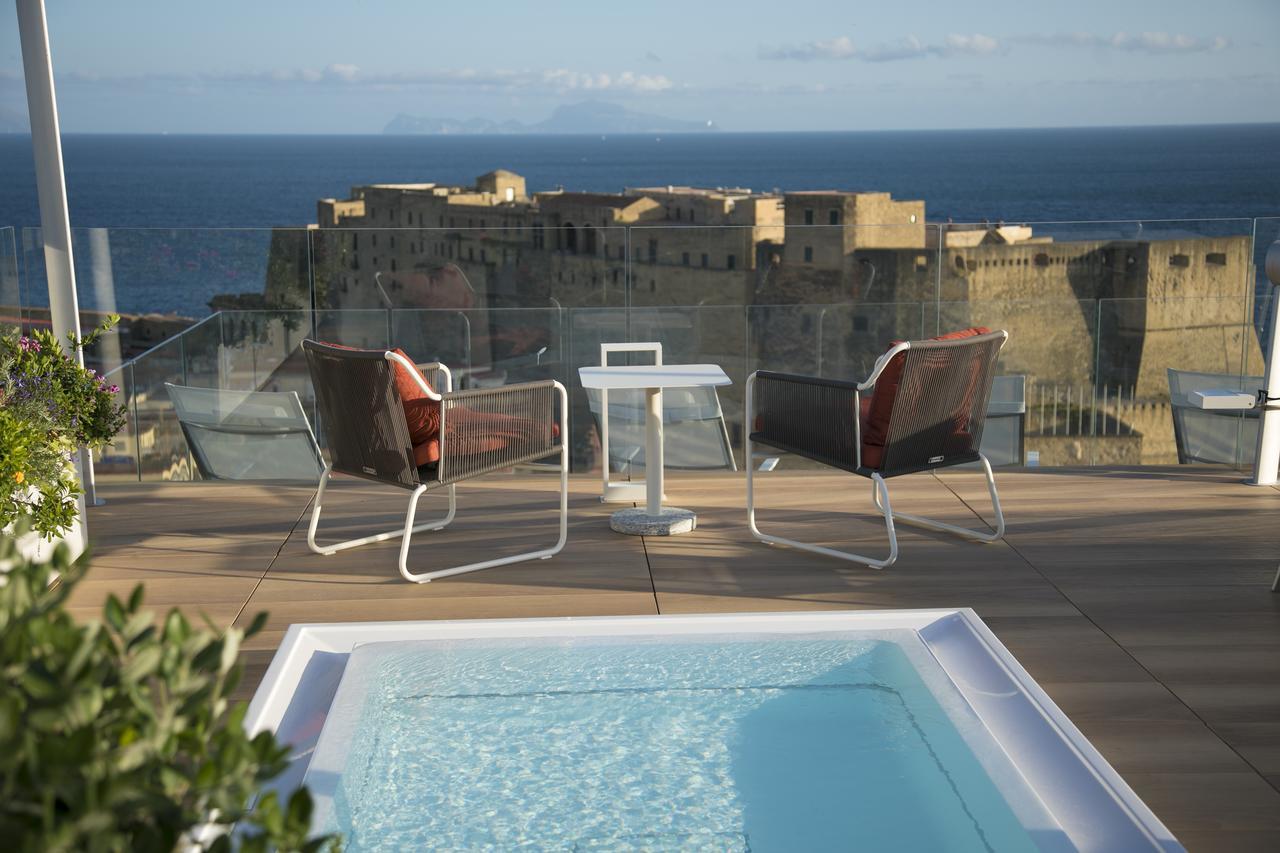 Grand Hotel Vesuvio Νάπολη Εξωτερικό φωτογραφία View of the Fort from the pool