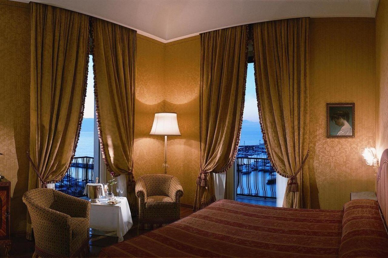 Grand Hotel Vesuvio Νάπολη Εξωτερικό φωτογραφία A room at the Hotel Excelsior